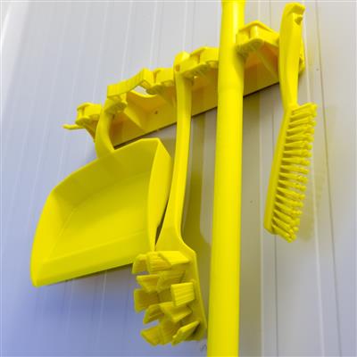 Sárga takarítóeszközök fali konzolon