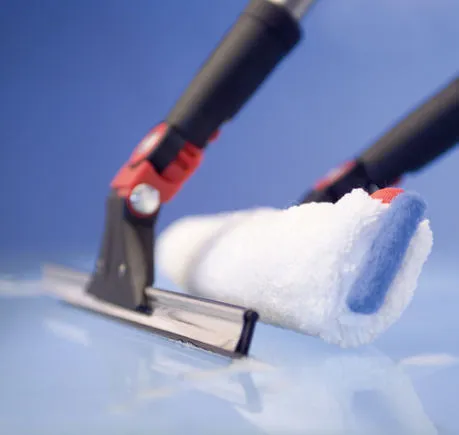 03-window-cleaning-01-evolution-window-cleaning-01-evolution-washer-evolution-washer-squeegee-inuse-580x550.webp